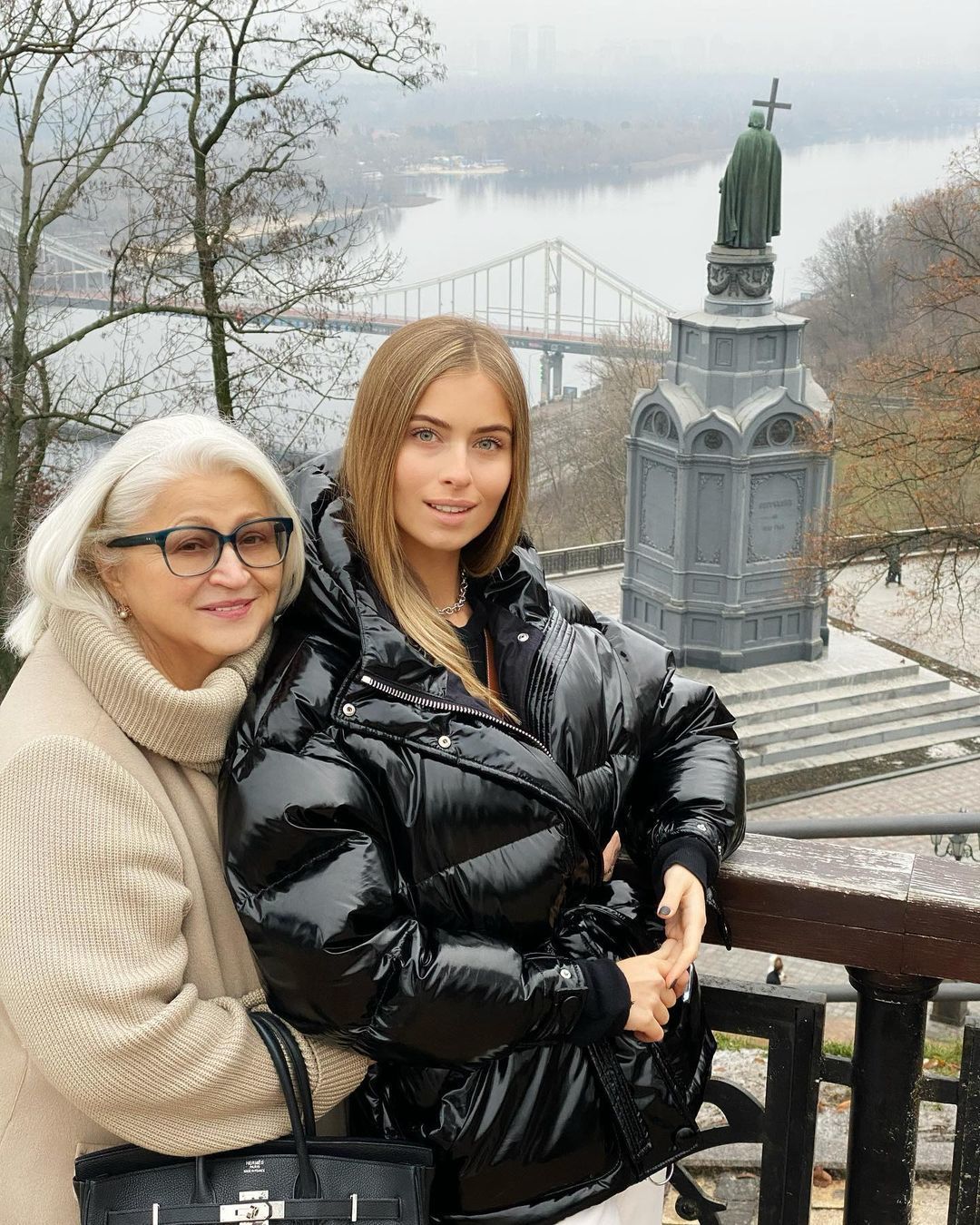 Соня Евдокименко погуляла по Киеву с мамой и бабушкой — фото — Гламур