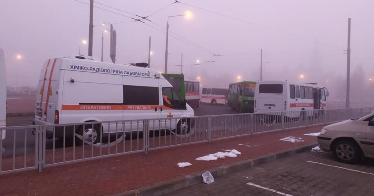 Эвакуация украинцев из Уханя. В аэропорт Харькова прибыли медики в защитных костюмах