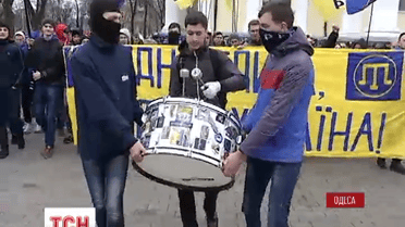 В Одессе футбольные фаны маршем отметили начало сезона