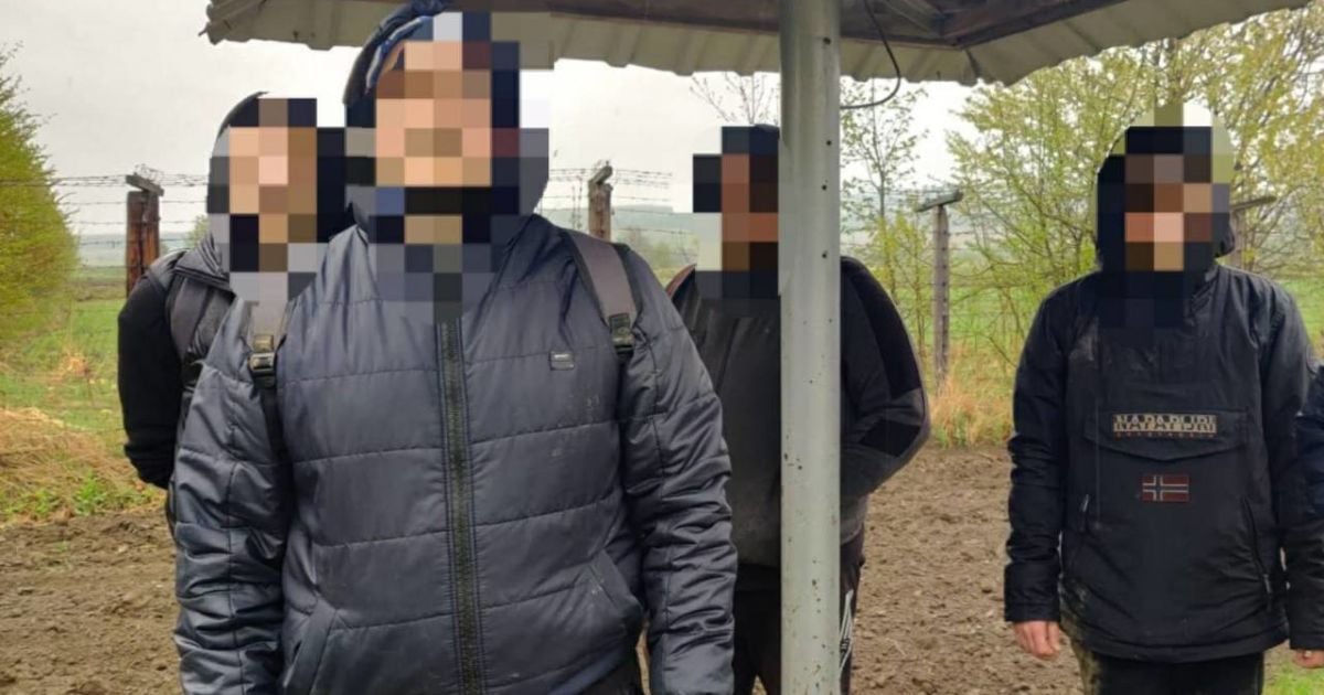 Трое буковинцев за 12 тысяч долларов нелегально переправляли 8 мужчин в Румынию: фото