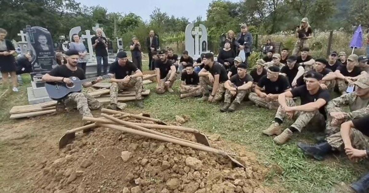 До мурашек: на могиле погибшего 20-летнего защитника побратимы исполнили его любимую песню (видео)