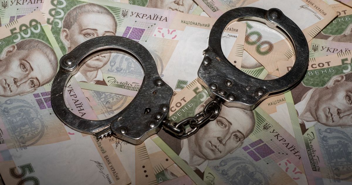 Взятки за выдачу разрешений на оружие: в Киевской области будут судить бывшего полицейского