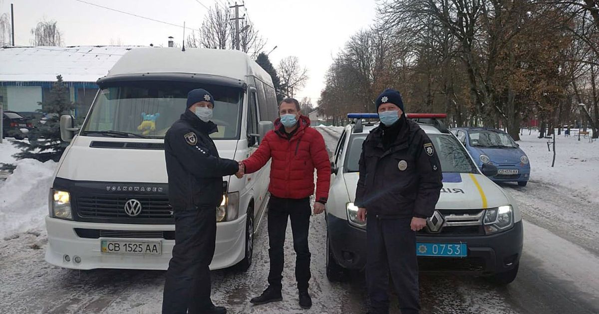 У холодному салоні мерзли пасажири: під Черніговом водій не міг завести мікроавтобус через мороз