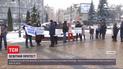 В Виннице под стенами горсовета собрался митинг против дистанционного обучения