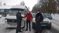 В холодном салоне мерзли пассажиры: под Черниговом водитель не мог завести микроавтобус из-за мороза
