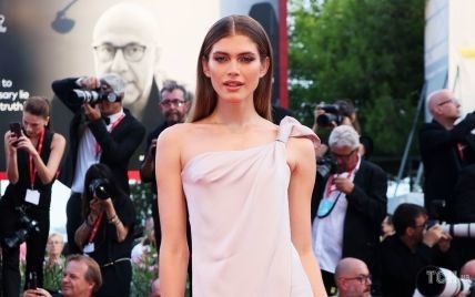 В скромном платье и с сумочкой: трансгендерная модель Валентина Сампайо на красной дорожке