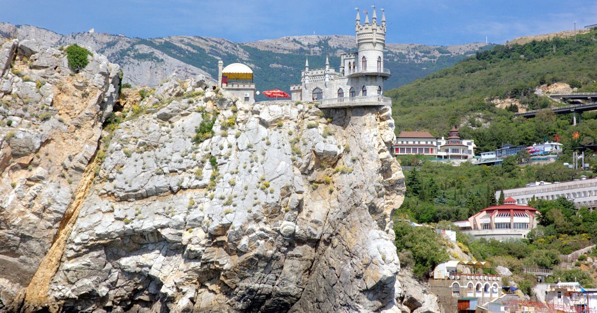 У британській газеті рекламують подорожі до Криму через Росію незаконним мостом