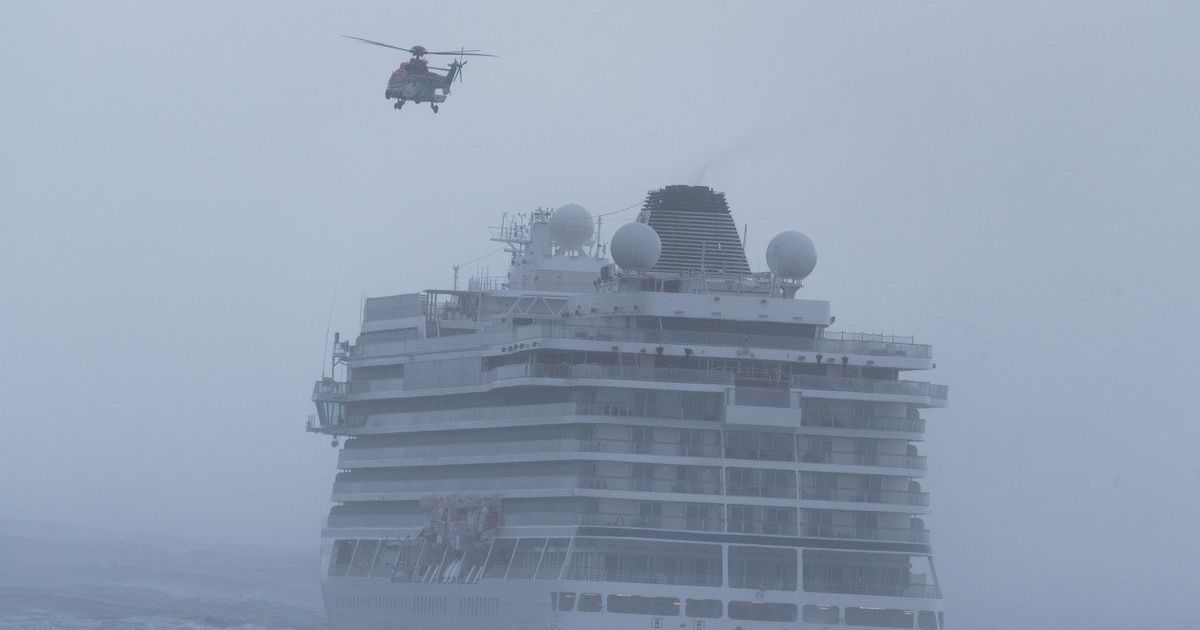 Пострадавшие с круизного лайнера, который потерпел крушение возле Норвегии, показали видео изнутри корабля