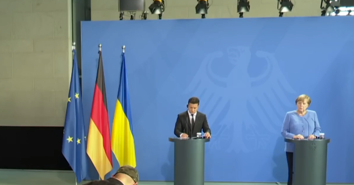 Россия не отвела своих войск от украинской границы, - Зеленский