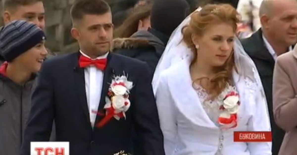 В Хотинской крепости отгуляли свадьбу двух участников АТО