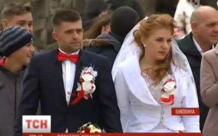 В Хотинской крепости отгуляли свадьбу двух участников АТО