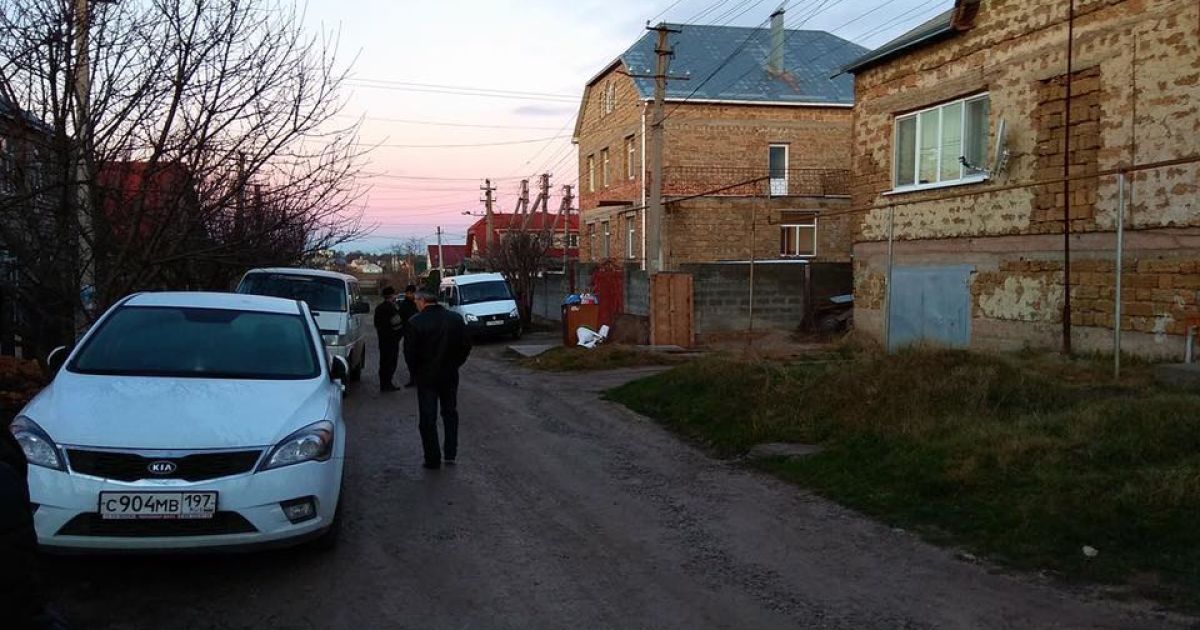 Российские силовики проводят обыски на двух улицах в Симферополе