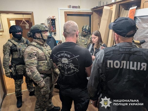 Обшук у межах спецоперації з перекриття каналів переправлення чоловіків за кордон / © Національна поліція України eqiqtridquirxzrz