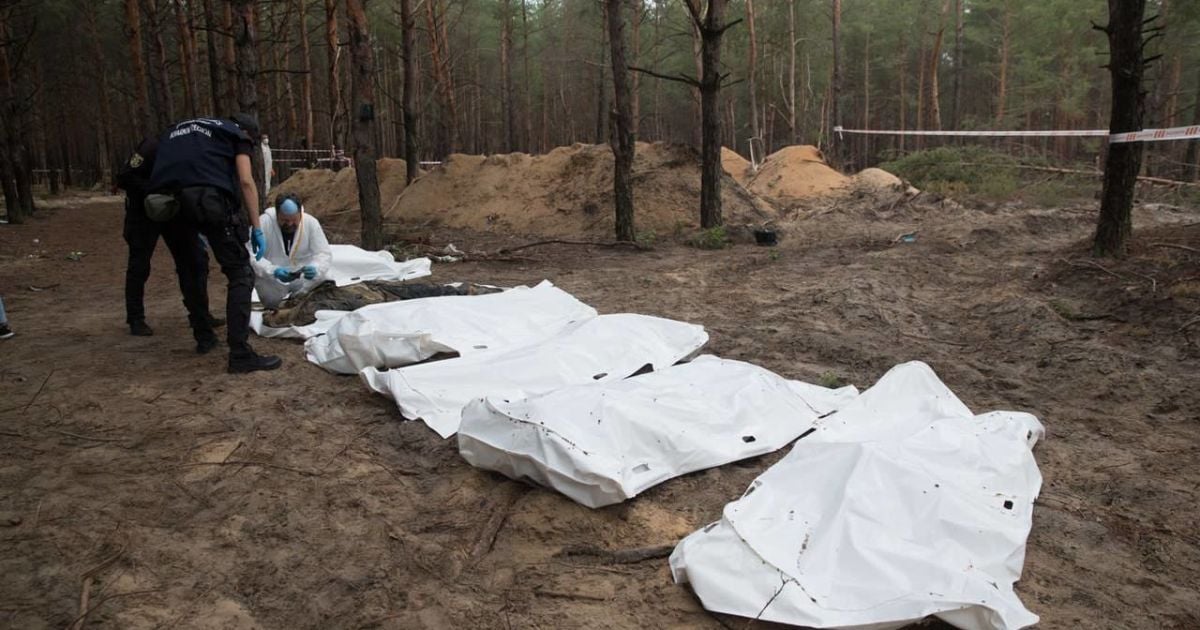 У лісі під Ізюмом знайшли 400 могил з закатованими та вбитими мирними мешканцями і військовими (фото)