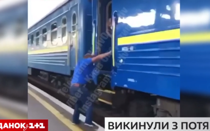 В "Укрзалізниці" відреагували на дії провідника, який виштовхнув пасажира з вагона: що кажуть