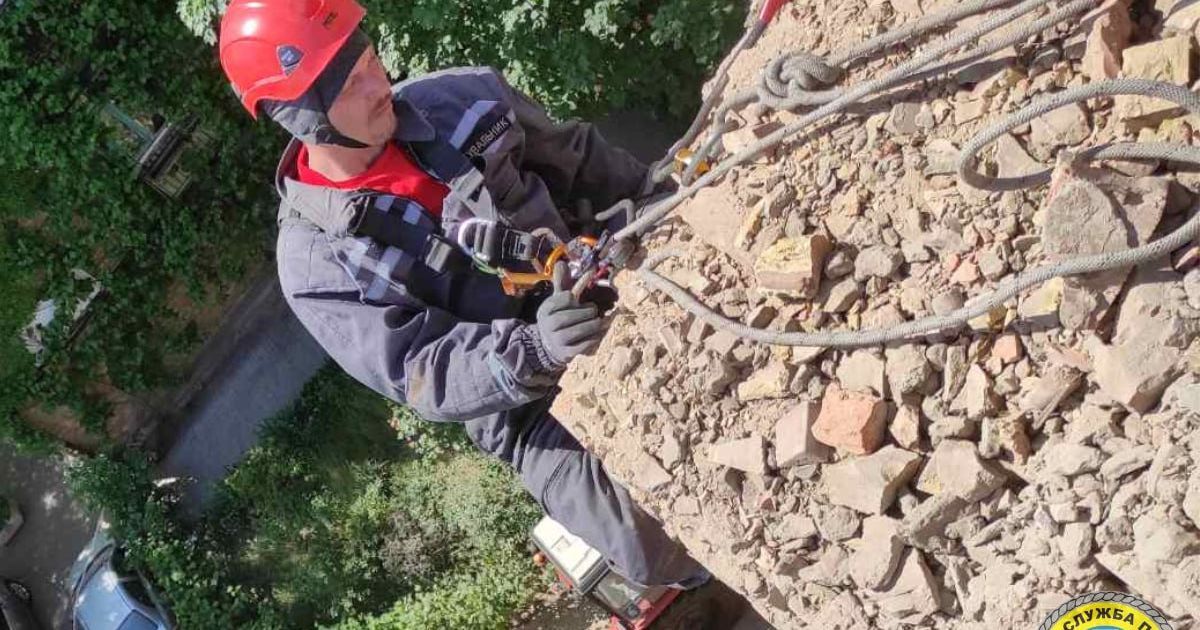 Рятувальники КАРС розбирають аварійні конструкції в багатоповерхівці у Печерському районі Фото: КМДА.