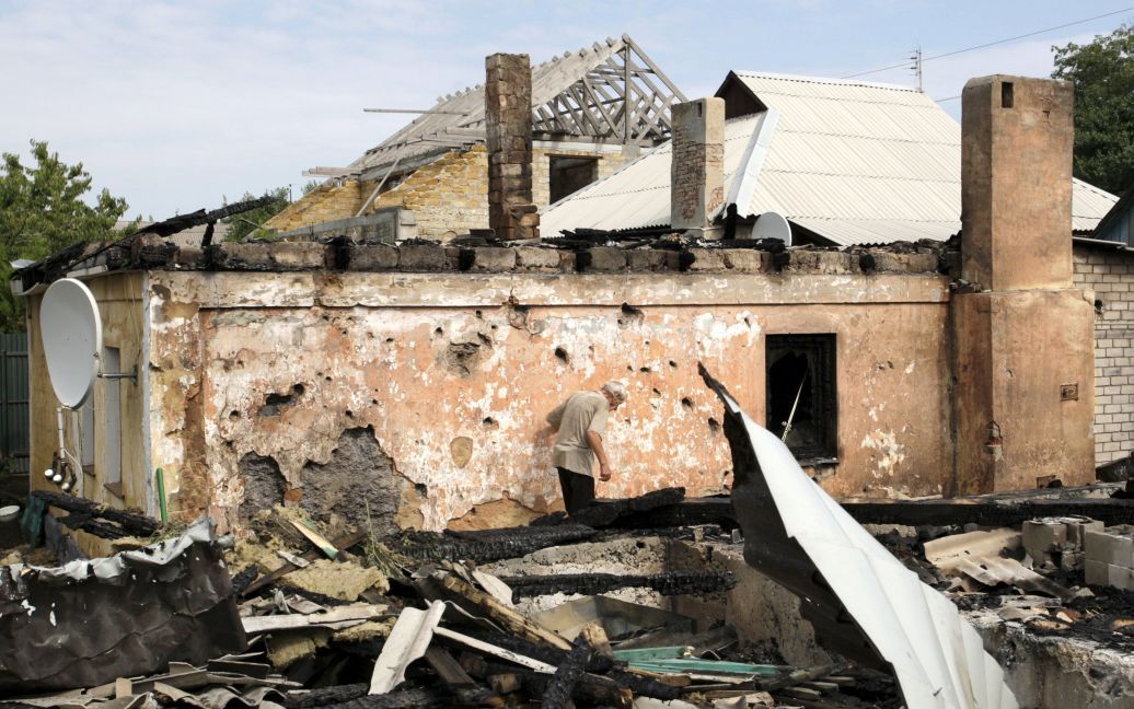 Вражеские обстрелы разрушили жилые дома / © Reuters