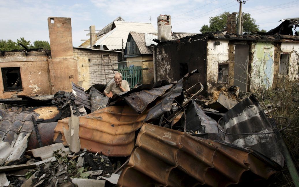 Вражеские обстрелы разрушили жилые дома / © Reuters