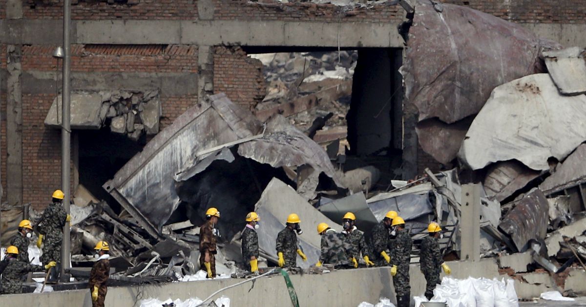 Порт Тяньцзинь - километры мертвой земли. / © Reuters