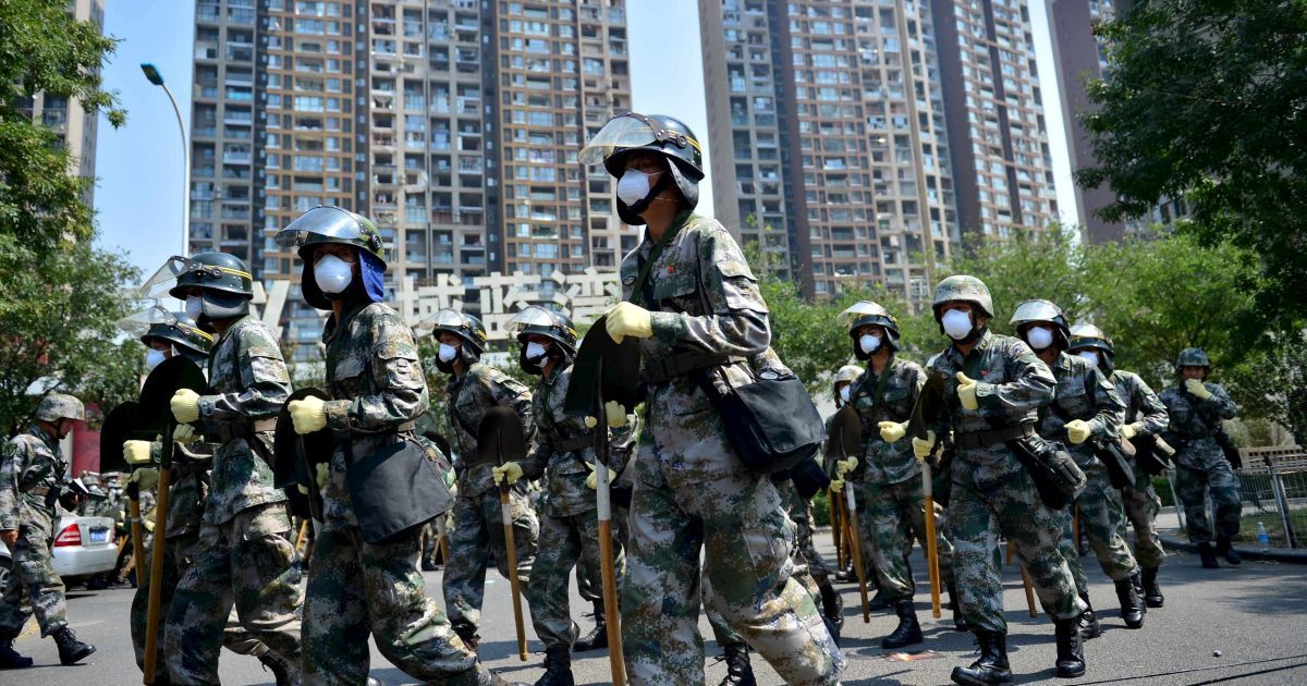 Пожарные и военные пытаются потушить огонь на складах химикатов. / © Reuters