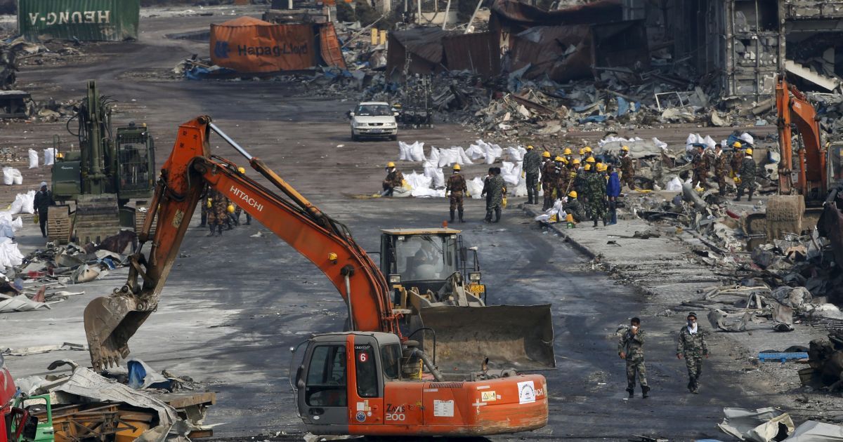 Порт Тяньцзинь - километры мертвой земли. / © Reuters