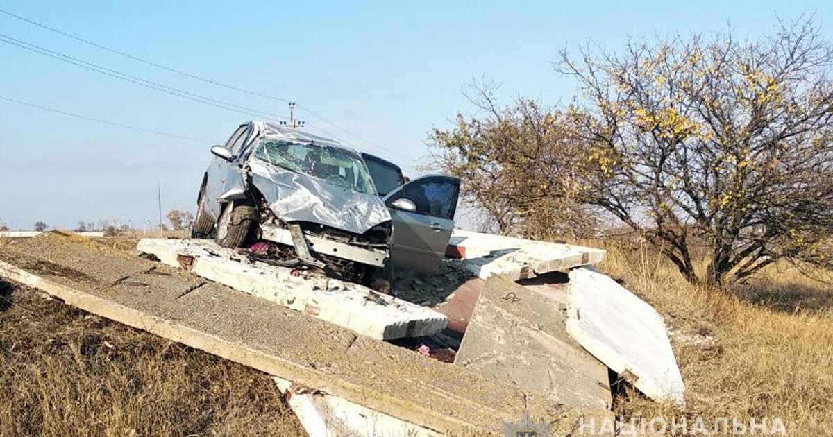 Смертельное ДТП: в Донецкой области легковушка снесла бетонную остановку, где стояла женщина