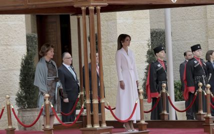 Яка гарна: королева Ранія в елегантному білому пальті зустрічала королеву Норвегії Соню