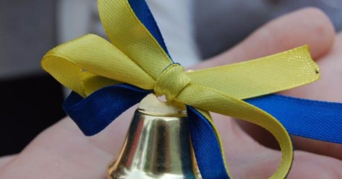 Останній дзвоник: випускники прощалися зі школою онлайн, збиралися класом та плавали на пароході