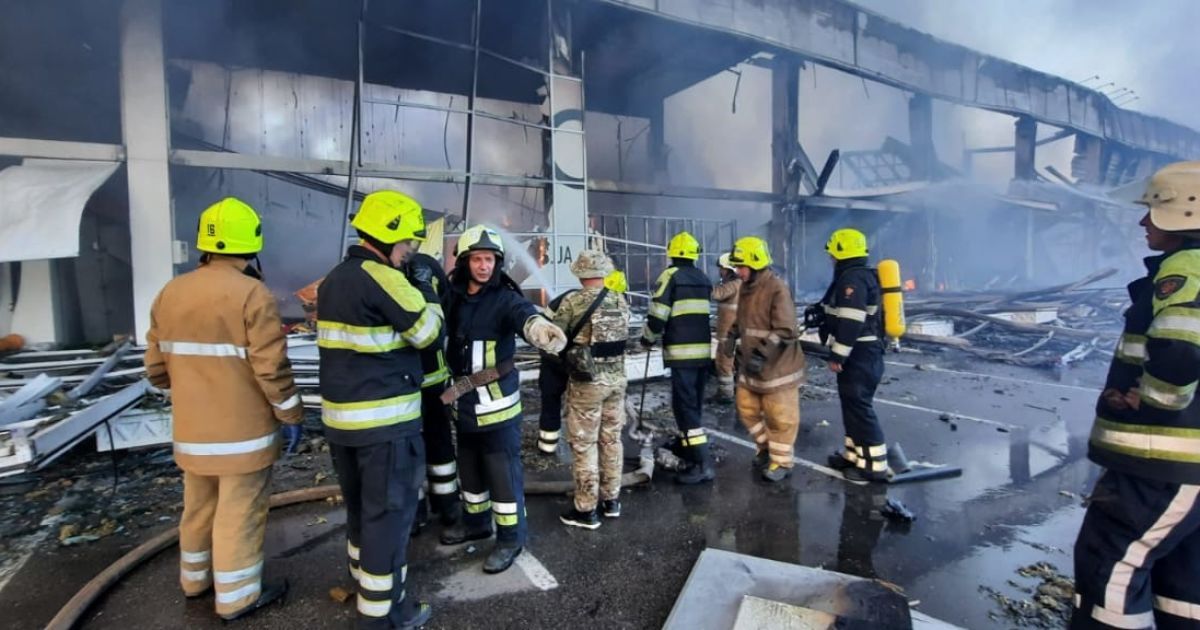 Удар російськими ракетами по ТРЦ у Кременчуці, де було понад тисячу цивільни