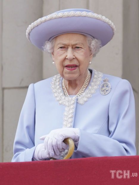 Королева Елизавета II на балконе Букингемского дворца с двоюродным братом герцогом Кентским / © Associated Press