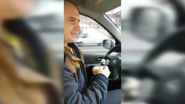 Російський офіцер на окупованому Донбасі вживає алкоголь за кермом автівки