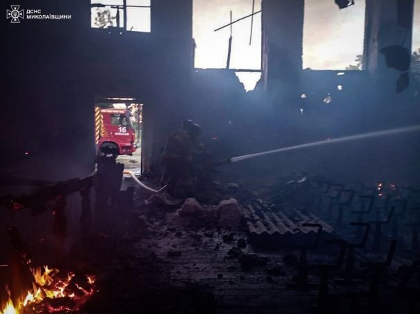 Наслідки удару дроном по Миколаївській області 9 травня / © ДСНС України у Telegram