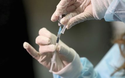 Официально: США призывают делать третью COVID-прививку через восемь месяцев после вакцинации
