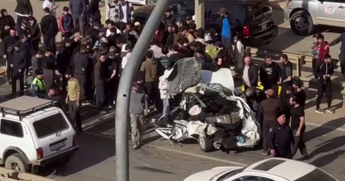 Легковой автомобиль, раздавивший БТР в Махачкале