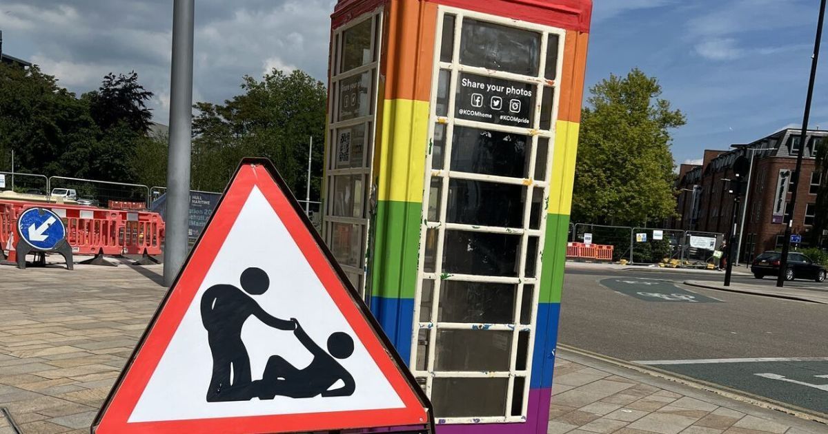 Знак "Будьте добрими" / Фото: M B Roche Civil Engineering