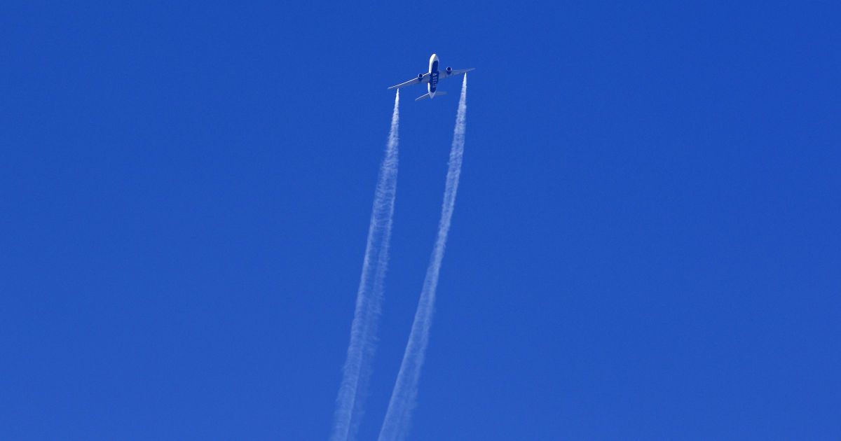 В США самолет для аварийной посадки совершил сброс авиатоплива над городом. Пострадали более 50 человек
