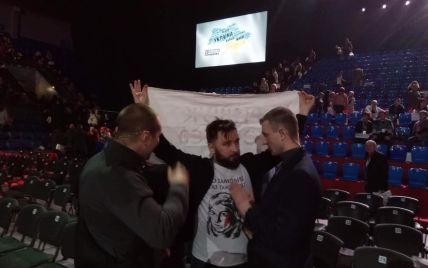 На форуме Порошенко охранники порвали плакат с Гандзюк у активиста
