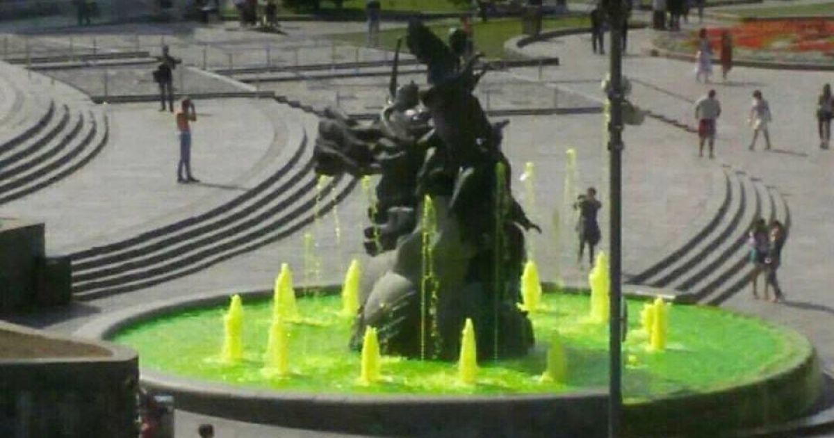 Зеленая вода в фонтанах на Майдане
