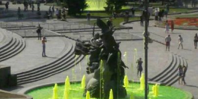 Вандали-рецидивісти знову пофарбували воду у фонтанах на Майдані Незалежності