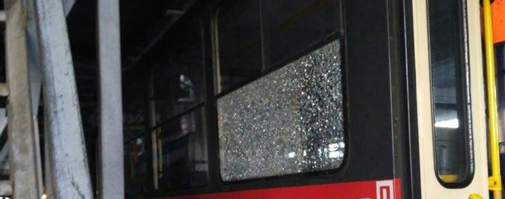 В Киеве неизвестные обстреляли скоростной трамвай