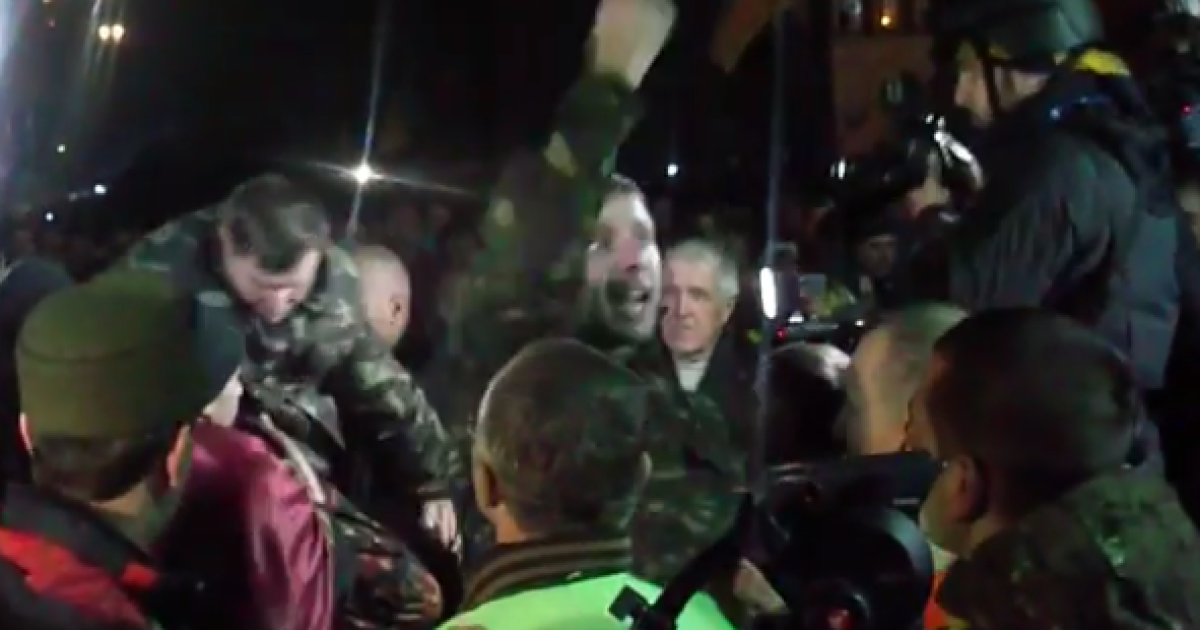 Парасюк махал кулаком и сторону сцены, где выступали лидеры оппозиции.