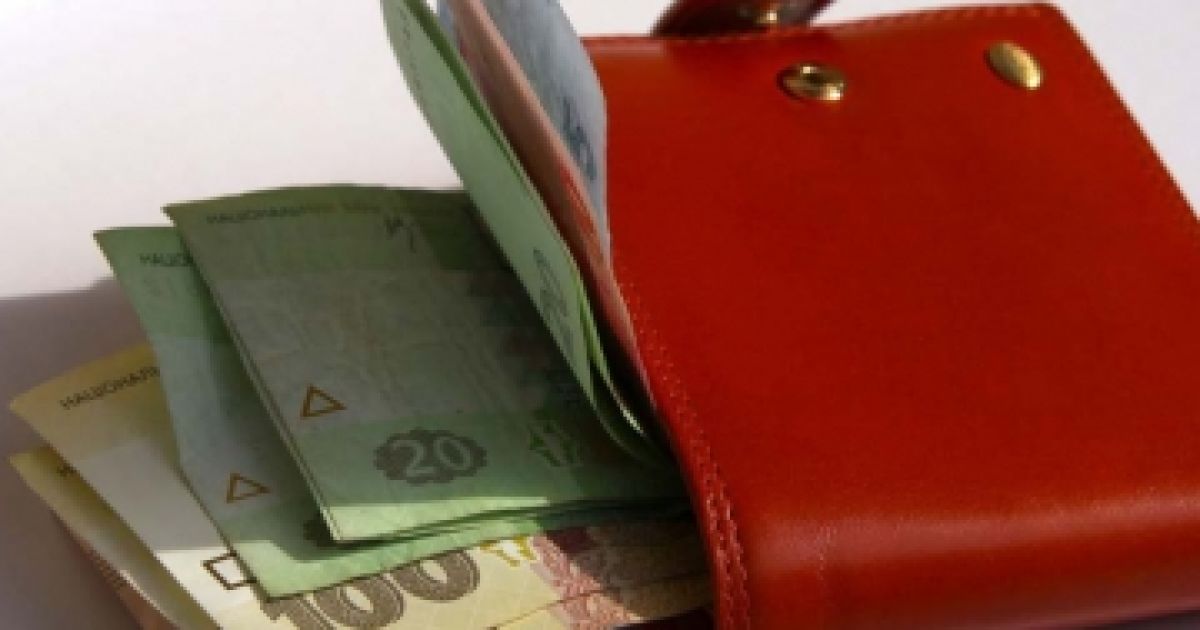 Украинцам повысили зарплаты и пенсии, а также одновременно возросли тарифы