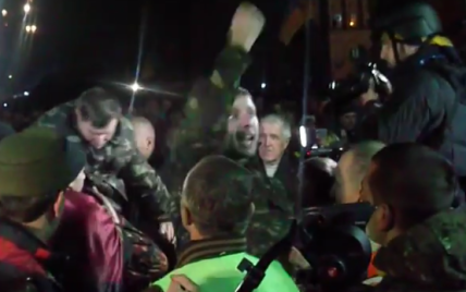 В Мережі з'явилося відео прориву Парасюка на сцену Майдану, на якій він поставив ультиматум Януковичу
