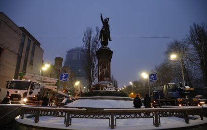 В Киеве демонтируют памятник Николаю Щорсу (онлайн-трансляция)