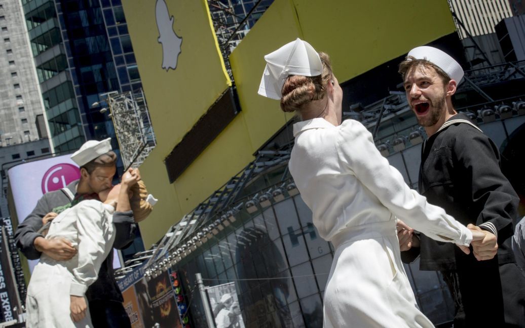 Сотни пар воссоздали знаменитую фотографию, на которой моряк целует медсестру. / © Reuters