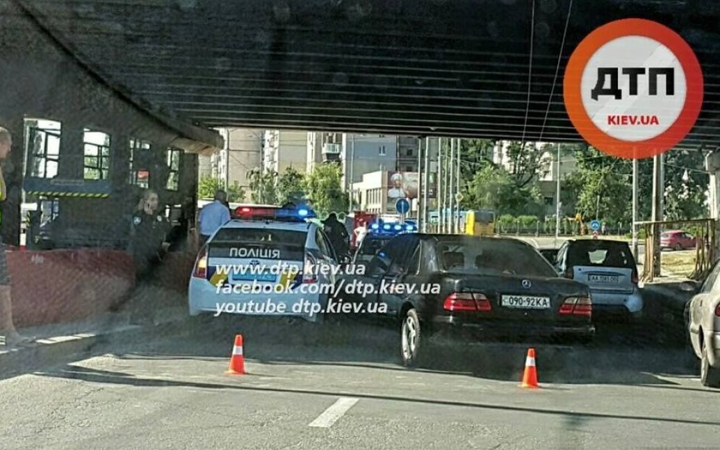 Mersedes врезался в полицейское авто / © dtp.kiev.ua