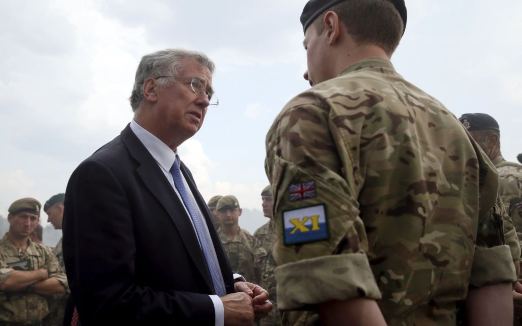 Обучение военных на Житомирщине посетил госсекретарь министерства обороны Великобритании Майкл Фэллон. / © Reuters