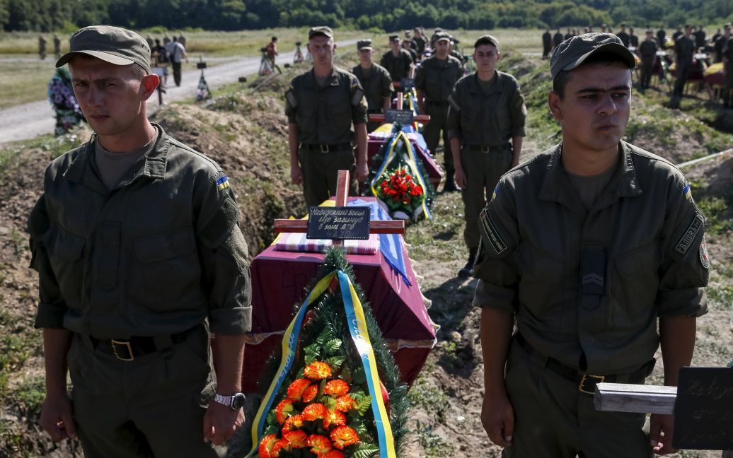 Под Запорожьем похоронили неизвестных воинов АТО. / © Reuters
