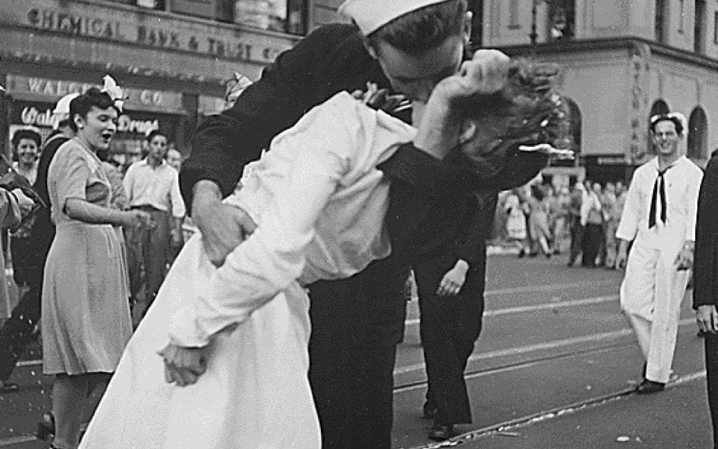 Оригинальная фотография 1945 года, сделанная после объявления Японией капитуляции, стала знаковой и символизирует окончание войны. / © Reuters
