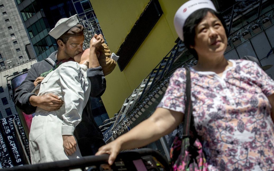Сотни пар воссоздали знаменитую фотографию, на которой моряк целует медсестру. / © Reuters
